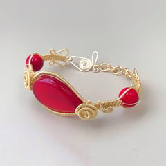 GENERICO - PULSERA TEJIDA DORADA CON PIEDRAS ROJAS