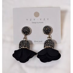 GENERICO - Aretes en diseño flor de tela color negro con piedras de fantasía plateadas