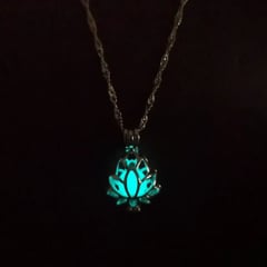 VIKINGO - Collar luminoso con colgante en forma de flor de loto