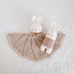 BE CRAFTY - Set Manta de Apego y Juguete Sonaja Conejo Bebé 0-6 Meses