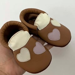 TINY MOCS - ZAPATO PIBE PARA NIÑA BEBE RESPETUOSOS CAMELL CORAZONES